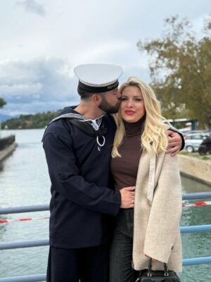 Eleni Menegaki Instagram - Σήμερα ο Άγγελος ορκίστηκε στο ναυτικό κι εγώ ορκιζόμουν να είμαι ψύχραιμη … τα συναισθήματα όμως σε πλημμυρίζουν …. Γέλασα , δάκρυσα , όλα μαζί !Περηφανια , συγκίνηση και άπειρη αγάπη !
Μονάκριβε μου σ αγαπώ όσο δεν φτάνει ο νους σου ! Όλοι σ αγαπάμε ! #eleni @aggelos_latsios  @giannislatsios  @teomisokalos @thodoris_stoforos