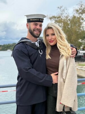 Eleni Menegaki Instagram - Σήμερα ο Άγγελος ορκίστηκε στο ναυτικό κι εγώ ορκιζόμουν να είμαι ψύχραιμη … τα συναισθήματα όμως σε πλημμυρίζουν …. Γέλασα , δάκρυσα , όλα μαζί !Περηφανια , συγκίνηση και άπειρη αγάπη !
Μονάκριβε μου σ αγαπώ όσο δεν φτάνει ο νους σου ! Όλοι σ αγαπάμε ! #eleni @aggelos_latsios  @giannislatsios  @teomisokalos @thodoris_stoforos