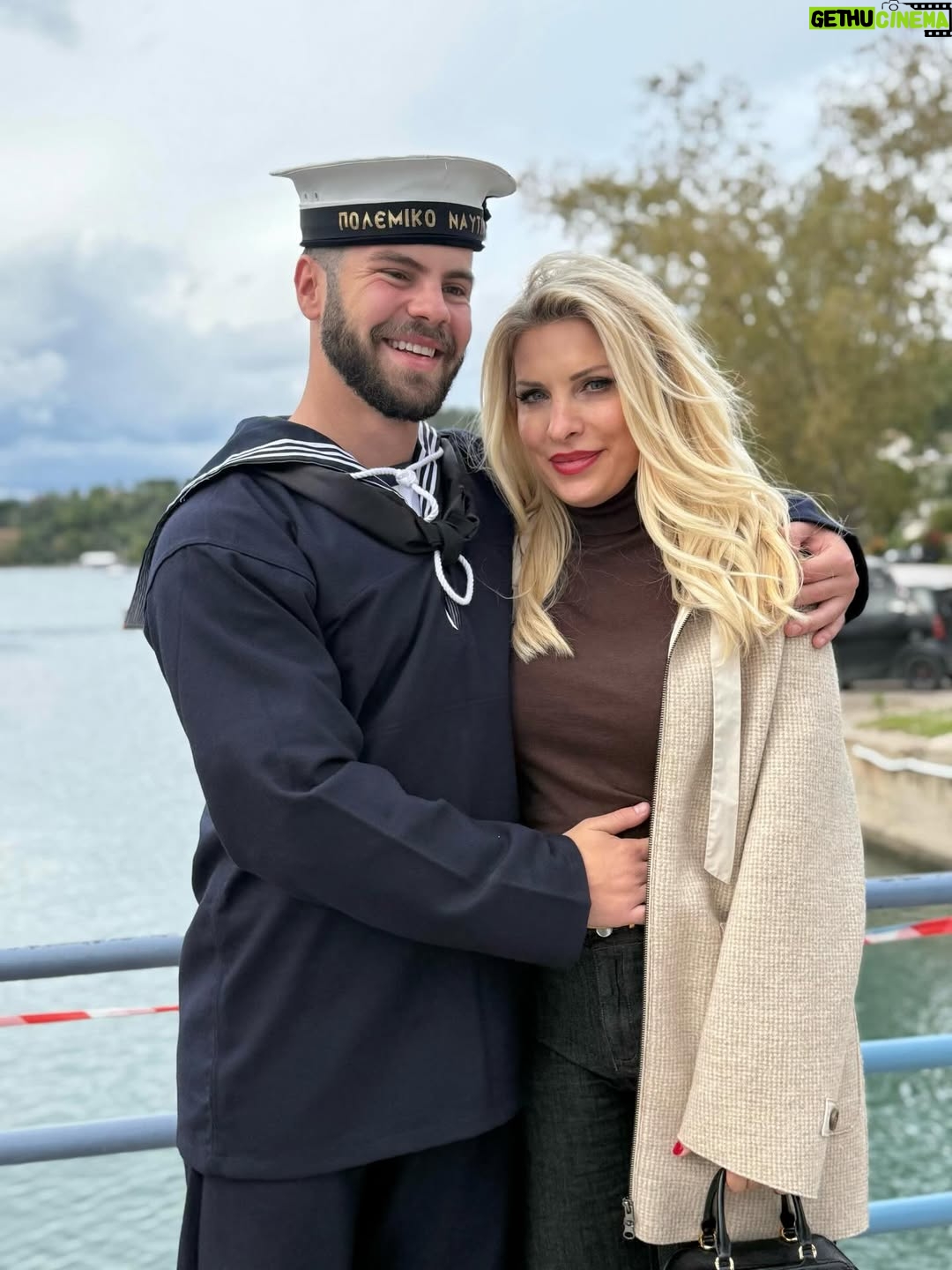 Eleni Menegaki - 118.2K Likes - Σήμερα ο Άγγελος ορκίστηκε στο ναυτικό κι εγώ ορκιζόμουν να είμαι ψύχραιμη … τα συναισθήματα όμως σε πλημμυρίζουν …. Γέλασα , δάκρυσα , όλα μαζί !Περηφανια , συγκίνηση και άπειρη αγάπη !
Μονάκριβε μου σ αγαπώ όσο δεν φτάνει ο νους σου ! Όλοι σ αγαπάμε ! #eleni @aggelos_latsios  @giannislatsios  @teomisokalos @thodoris_stoforos