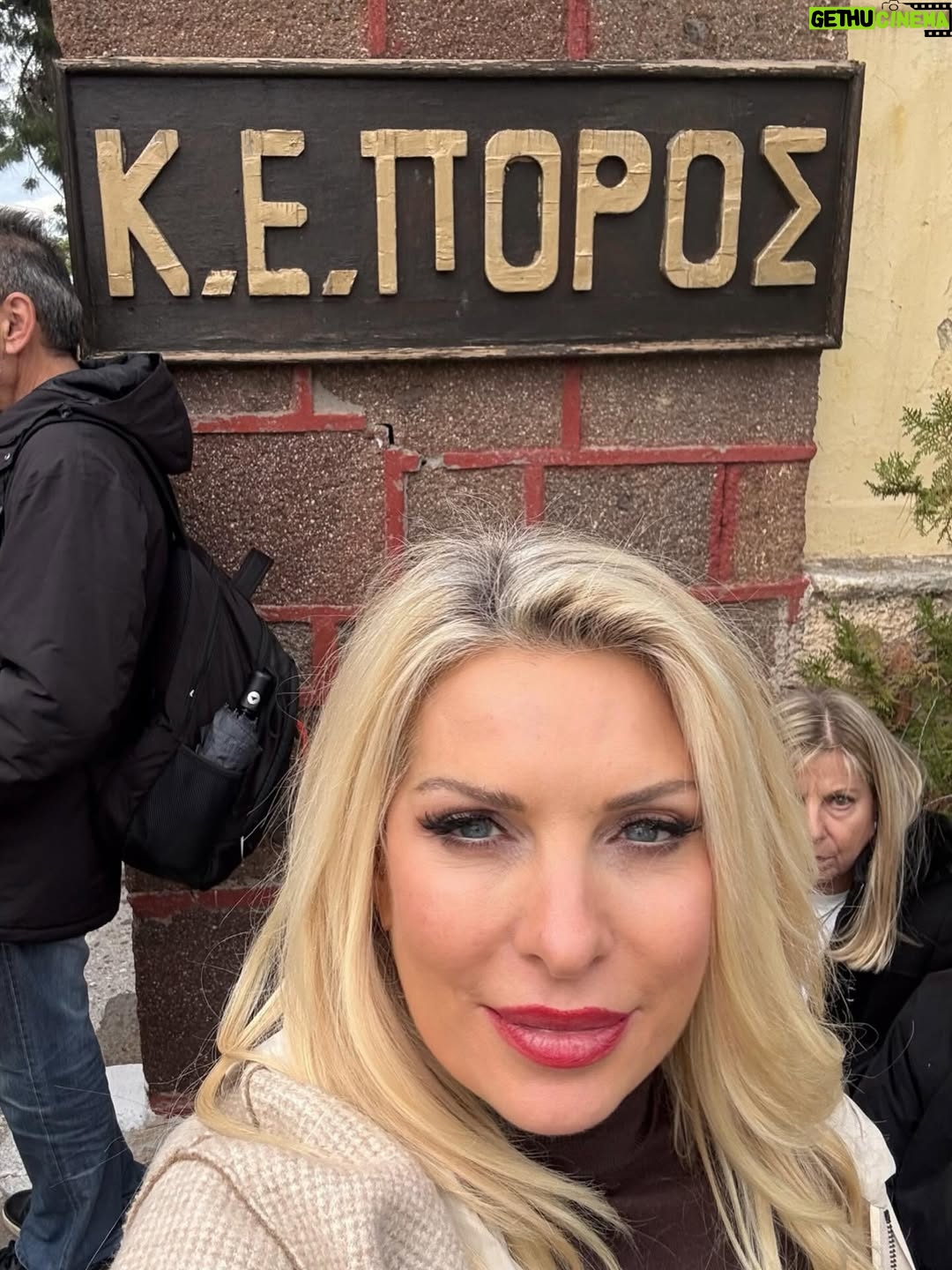 Eleni Menegaki - 118.2K Likes - Σήμερα ο Άγγελος ορκίστηκε στο ναυτικό κι εγώ ορκιζόμουν να είμαι ψύχραιμη … τα συναισθήματα όμως σε πλημμυρίζουν …. Γέλασα , δάκρυσα , όλα μαζί !Περηφανια , συγκίνηση και άπειρη αγάπη !
Μονάκριβε μου σ αγαπώ όσο δεν φτάνει ο νους σου ! Όλοι σ αγαπάμε ! #eleni @aggelos_latsios  @giannislatsios  @teomisokalos @thodoris_stoforos