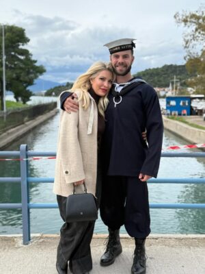 Eleni Menegaki Instagram - Σήμερα ο Άγγελος ορκίστηκε στο ναυτικό κι εγώ ορκιζόμουν να είμαι ψύχραιμη … τα συναισθήματα όμως σε πλημμυρίζουν …. Γέλασα , δάκρυσα , όλα μαζί !Περηφανια , συγκίνηση και άπειρη αγάπη !
Μονάκριβε μου σ αγαπώ όσο δεν φτάνει ο νους σου ! Όλοι σ αγαπάμε ! #eleni @aggelos_latsios  @giannislatsios  @teomisokalos @thodoris_stoforos