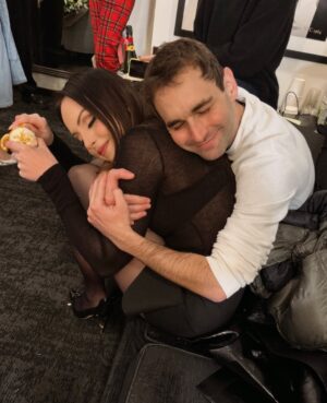 Elizabeth Gillies Instagram - Nobody does it like you, dingus. What a treat it is to watch you use your many talents and gifts and use them so effortlessly well. Another brilliant episode. Not to mention- it was the marvelous @fayedunaway’s last episode. AND- CHER! PLUS CHRISTMAS! I fear my heart might’ve grown three sizes last night. 🎄