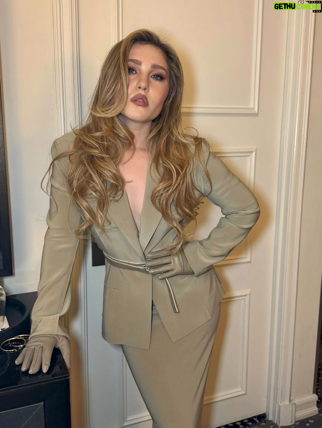 Ella Anderson - 108.3K Likes - New York for Song Sung Blue