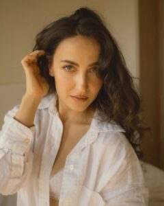 Actress Elli AvrRam HD Photos and Wallpapers February 2026