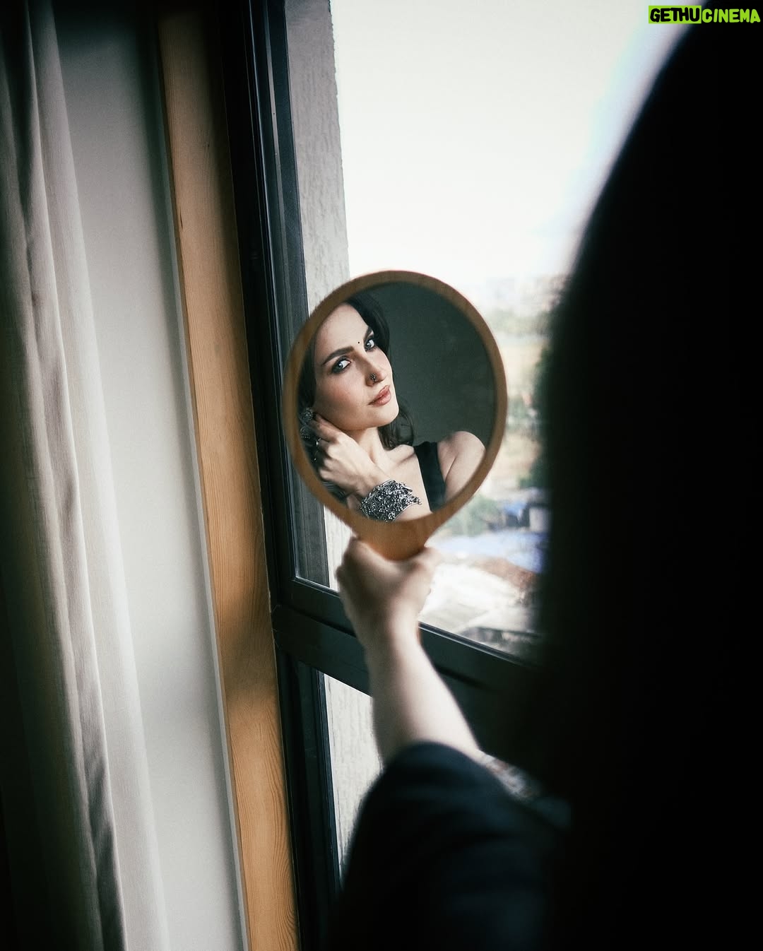 Elli AvrRam - 596.7K Likes - 🖤🕊️✨

@stormshivajisen @fab_beauty___ 
@roshni0819
@hutsandlooms 

#ElliAvrRam #yourstruly