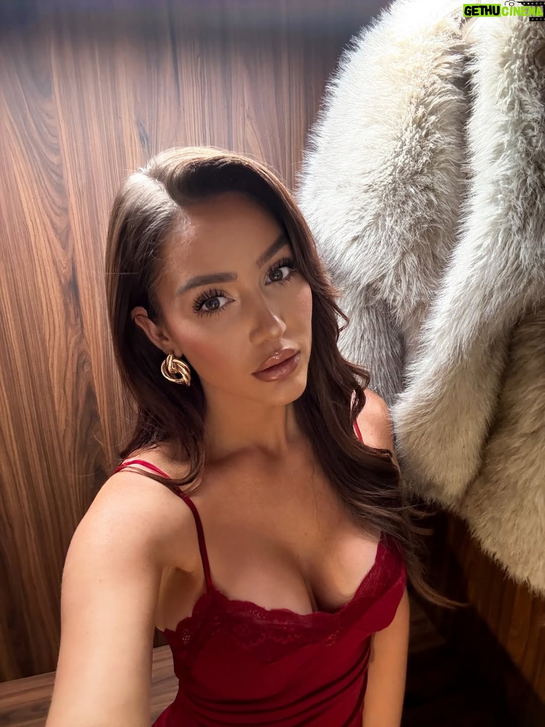 Éloïse Appelle - 41.8K Likes - A red dress is always a good idea ♥️