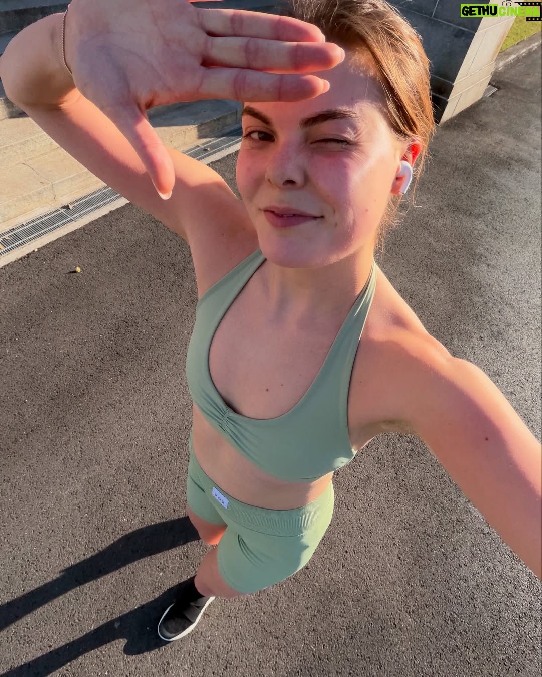 Eloise van Oranje - 16.4K Likes - MELBOURNE. What a great start to my Australian adventure. l didn’t start alone as daan was with me. We found out we are good at “TATten”; Traveling Apart Together. Finding our flow of when to do what together. I love exploring places on my own but also appreciate sharing unique moments with people I love. So i got both 🤗

I’ll be sharing way more in my YouTube video that comes out Thursday 16:00 (NL time). Unfiltered opinions, silly moments with @daanhoogervorst, and all my tips on this lively city. I loved capturing the start of my journey like this. I would LOVE to hear your constructive feedback. Thursday 16:00, see you there 😌