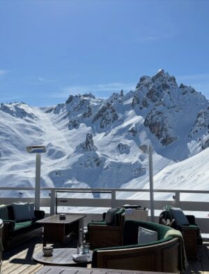 Elys Hutchinson Instagram - Don’t take her skiing take her straight to après ski