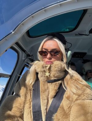 Elys Hutchinson Instagram - Don’t take her skiing take her straight to après ski