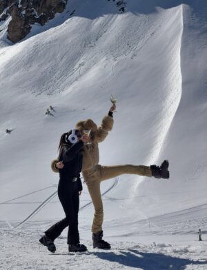 Elys Hutchinson Instagram - Don’t take her skiing take her straight to après ski