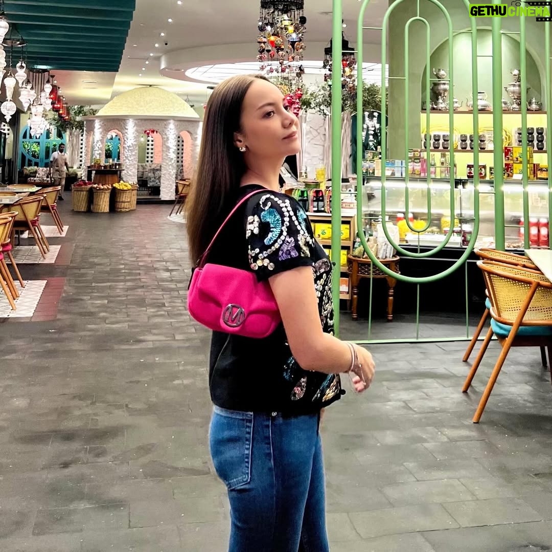 Emelda Rosemila - 3.1K Likes - Casual vibes, letting Mossimo bring the pop of colour. Comeiiii sgt this bag. Loveee my cute tiny handbag. Love @mossimo_my 🩷🩷🩷

M for Mel😍

Stylist @qaseh_eynaa lebiu.🩷