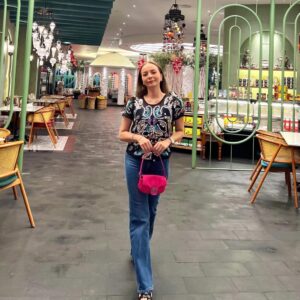 Emelda Rosemila Instagram - Casual vibes, letting Mossimo bring the pop of colour. Comeiiii sgt this bag. Loveee my cute tiny handbag. Love @mossimo_my 🩷🩷🩷

M for Mel😍

Stylist @qaseh_eynaa lebiu.🩷