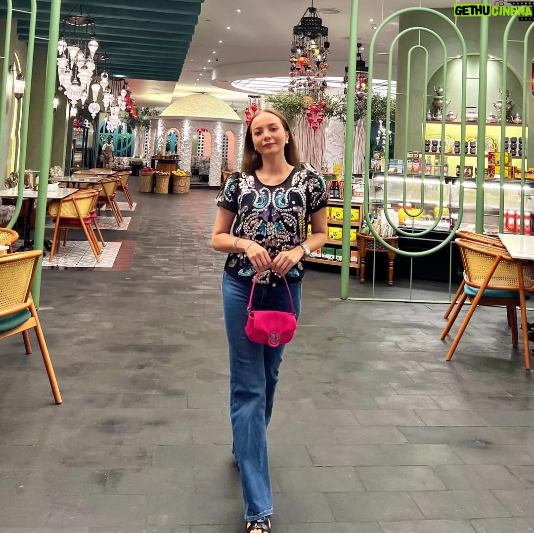 Emelda Rosemila - 3.1K Likes - Casual vibes, letting Mossimo bring the pop of colour. Comeiiii sgt this bag. Loveee my cute tiny handbag. Love @mossimo_my 🩷🩷🩷

M for Mel😍

Stylist @qaseh_eynaa lebiu.🩷