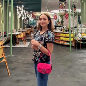 Emelda Rosemila Instagram - Casual vibes, letting Mossimo bring the pop of colour. Comeiiii sgt this bag. Loveee my cute tiny handbag. Love @mossimo_my 🩷🩷🩷

M for Mel😍

Stylist @qaseh_eynaa lebiu.🩷