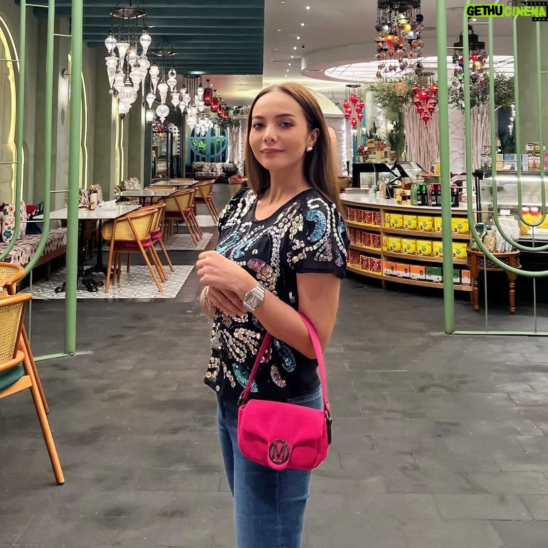 Emelda Rosemila - 3.1K Likes - Casual vibes, letting Mossimo bring the pop of colour. Comeiiii sgt this bag. Loveee my cute tiny handbag. Love @mossimo_my 🩷🩷🩷

M for Mel😍

Stylist @qaseh_eynaa lebiu.🩷