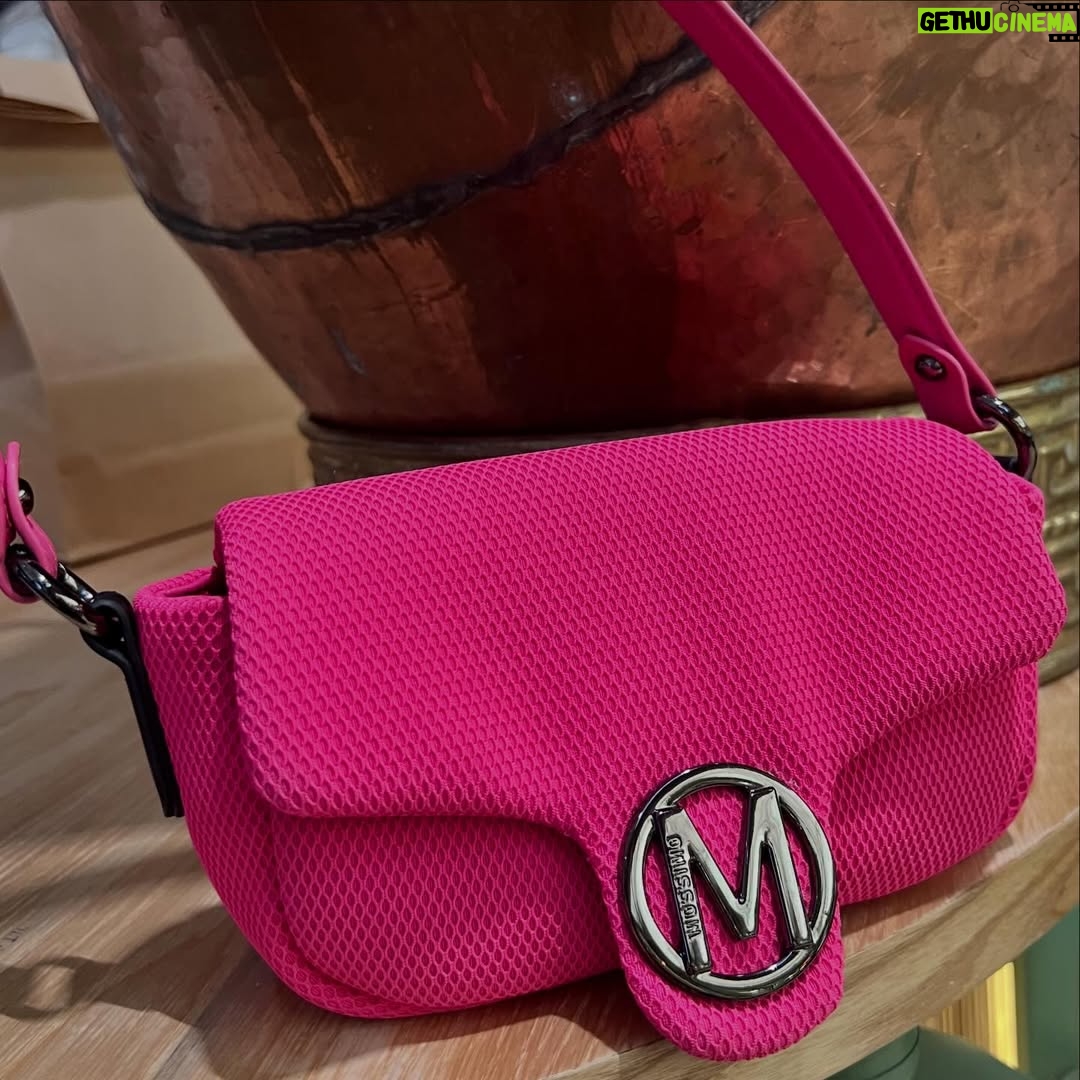 Emelda Rosemila - 3.1K Likes - Casual vibes, letting Mossimo bring the pop of colour. Comeiiii sgt this bag. Loveee my cute tiny handbag. Love @mossimo_my 🩷🩷🩷

M for Mel😍

Stylist @qaseh_eynaa lebiu.🩷