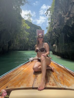 Émilie Fiorelli Instagram - Petit dump de ma première journée en Thaïlande 🇹🇭
Devinez qui me manque énormément 🙈
Indice en photo 🫶🏻

Bikini @cupshe_fr 

Publicité