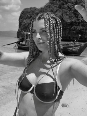 Émilie Fiorelli Instagram - Petit dump de ma première journée en Thaïlande 🇹🇭
Devinez qui me manque énormément 🙈
Indice en photo 🫶🏻

Bikini @cupshe_fr 

Publicité