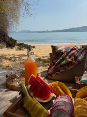 Émilie Fiorelli Instagram - Petit dump de ma première journée en Thaïlande 🇹🇭
Devinez qui me manque énormément 🙈
Indice en photo 🫶🏻

Bikini @cupshe_fr 

Publicité