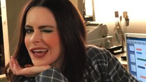 Emily Hampshire Instagram - #2016 was a GREAT year: I shot #schittscreek during the day and #12monkeys at night, @amyjuliasegal made my fave @schittscreek webisode (remember webisodes?), @syfy put out this cool #jennifergoines commercial, I slept everywhere I could (on sets & read thrus), I got Invisalign, Stevie got a suitcase of makeup, @amandaschull drew pics of my Bitmoji when I couldn’t be at the read thrus, I met little Terry the 🐢 who I got to watch grow up, and I saw this hibernating bear sleeping bag online for the first time and have asked Santa for it every Xmas since!