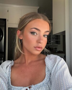 Emma Kotos Instagram - Well hi, it’s been a while