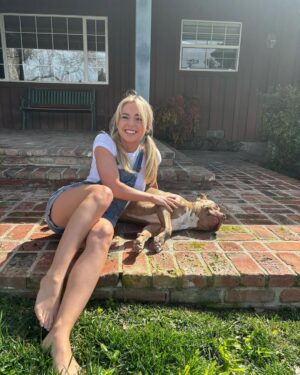Emma Kotos Instagram - My Nelly Belly @fuzzynelson ❤️