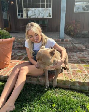 Emma Kotos Instagram - My Nelly Belly @fuzzynelson ❤️