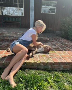 Emma Kotos Instagram - My Nelly Belly @fuzzynelson ❤️