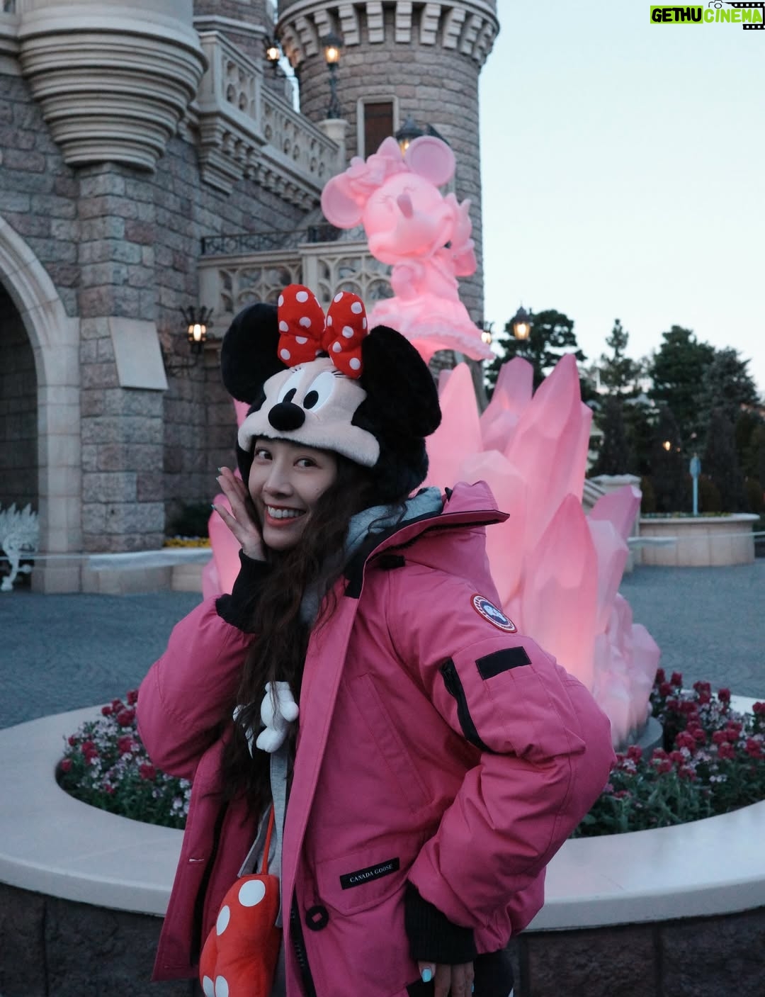 Emma Wu - 25.4K Likes - 其實每年都有一些固定儀式感💐
迪士尼也是每年都會來一次的地方 
這次員工旅遊很不一樣
大家送給我一個禮物💝
陪我跟妹子來迪士尼
（妹子的第一次迪士尼✨✨✨
感覺有玩但好像還不太懂
但我都記得以後會跟她分享！
最浪漫的事
我們還一起看了煙火…
但感覺有看但好像不太懂🤣🤣🤣
總結 ：只有開心跟最開心哈哈哈。

@canadagoose 
#CanadaGooseTW