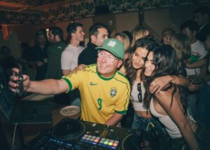 Emmanuelle Chriqui Instagram - THE Epic Birthday Dance Party made a comeback this weekend… and a NIGHT was had!! Thank you to everyone who came we love you so much ❤️ Might have to make this a yearly thing now 😉✨

📸 @cibellelevi