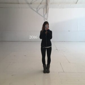 EnjoyPhoenix Instagram - J’ai hésité à faire cette trend, parce que 2016 a de loin été l’année la plus dure de ma vie.

Je sortais d’une expérience qui venait de me transformer, d’une rupture qui m’avait anéantie, et je subissais une pression médiatique invivable pour la jeune femme de 21 ans que j’étais. J’ai sombré dans les TCA plus que jamais, et je sais que ma famille et mes amis de l’époque gardent un souvenir amer de cette année qui, en apparence, semblait idyllique, alors qu’elle était tout l’inverse.

C’est en 2016 que j’ai découvert la santé mentale, l’impact du stress sur mon corps et sur ma tête. J’ai réalisé que rien ne serait plus comme avant, que je devais tout reconstruire.

Finalement, c’est assez cathartique d’écrire ces mots. J’ai la sensation que c’était une autre vie, mais que j’ai bien fait de tenir bon ❤️‍🩹