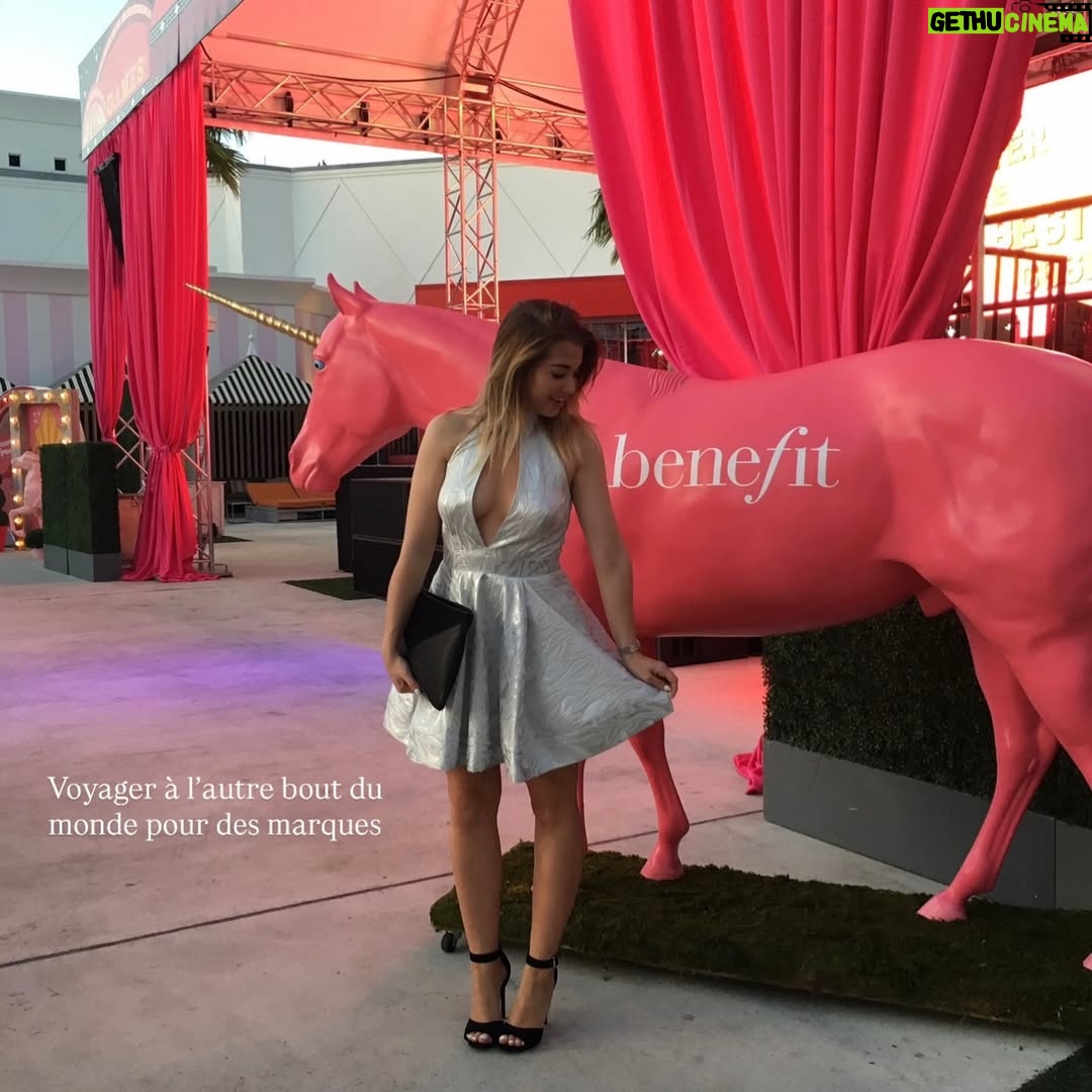 EnjoyPhoenix - 77.4K Likes - J’ai hésité à faire cette trend, parce que 2016 a de loin été l’année la plus dure de ma vie.

Je sortais d’une expérience qui venait de me transformer, d’une rupture qui m’avait anéantie, et je subissais une pression médiatique invivable pour la jeune femme de 21 ans que j’étais. J’ai sombré dans les TCA plus que jamais, et je sais que ma famille et mes amis de l’époque gardent un souvenir amer de cette année qui, en apparence, semblait idyllique, alors qu’elle était tout l’inverse.

C’est en 2016 que j’ai découvert la santé mentale, l’impact du stress sur mon corps et sur ma tête. J’ai réalisé que rien ne serait plus comme avant, que je devais tout reconstruire.

Finalement, c’est assez cathartique d’écrire ces mots. J’ai la sensation que c’était une autre vie, mais que j’ai bien fait de tenir bon ❤️‍🩹