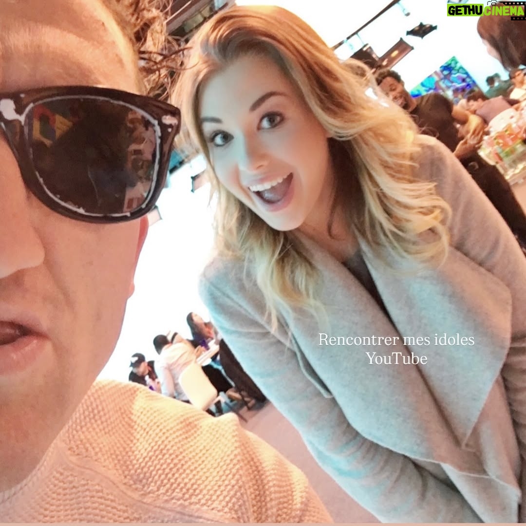 EnjoyPhoenix - 77.4K Likes - J’ai hésité à faire cette trend, parce que 2016 a de loin été l’année la plus dure de ma vie.

Je sortais d’une expérience qui venait de me transformer, d’une rupture qui m’avait anéantie, et je subissais une pression médiatique invivable pour la jeune femme de 21 ans que j’étais. J’ai sombré dans les TCA plus que jamais, et je sais que ma famille et mes amis de l’époque gardent un souvenir amer de cette année qui, en apparence, semblait idyllique, alors qu’elle était tout l’inverse.

C’est en 2016 que j’ai découvert la santé mentale, l’impact du stress sur mon corps et sur ma tête. J’ai réalisé que rien ne serait plus comme avant, que je devais tout reconstruire.

Finalement, c’est assez cathartique d’écrire ces mots. J’ai la sensation que c’était une autre vie, mais que j’ai bien fait de tenir bon ❤️‍🩹