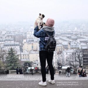 EnjoyPhoenix Instagram - J’ai hésité à faire cette trend, parce que 2016 a de loin été l’année la plus dure de ma vie.

Je sortais d’une expérience qui venait de me transformer, d’une rupture qui m’avait anéantie, et je subissais une pression médiatique invivable pour la jeune femme de 21 ans que j’étais. J’ai sombré dans les TCA plus que jamais, et je sais que ma famille et mes amis de l’époque gardent un souvenir amer de cette année qui, en apparence, semblait idyllique, alors qu’elle était tout l’inverse.

C’est en 2016 que j’ai découvert la santé mentale, l’impact du stress sur mon corps et sur ma tête. J’ai réalisé que rien ne serait plus comme avant, que je devais tout reconstruire.

Finalement, c’est assez cathartique d’écrire ces mots. J’ai la sensation que c’était une autre vie, mais que j’ai bien fait de tenir bon ❤️‍🩹