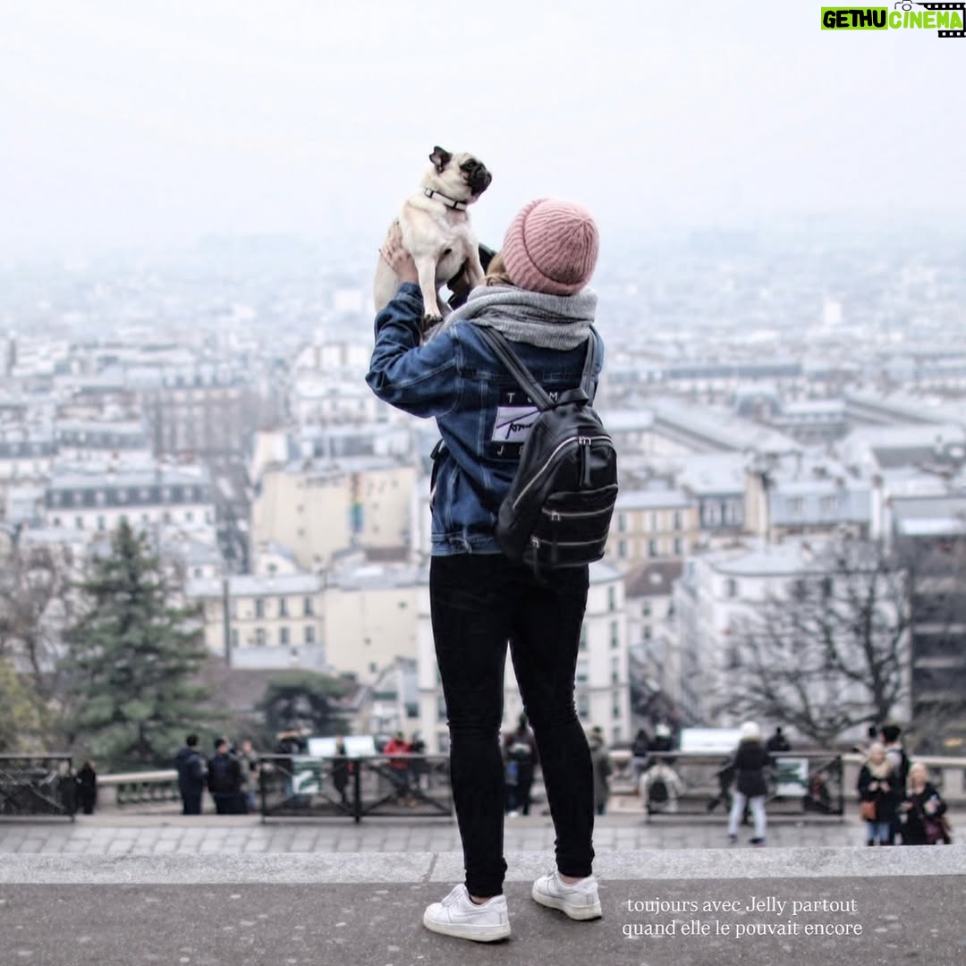 EnjoyPhoenix - 77.4K Likes - J’ai hésité à faire cette trend, parce que 2016 a de loin été l’année la plus dure de ma vie.

Je sortais d’une expérience qui venait de me transformer, d’une rupture qui m’avait anéantie, et je subissais une pression médiatique invivable pour la jeune femme de 21 ans que j’étais. J’ai sombré dans les TCA plus que jamais, et je sais que ma famille et mes amis de l’époque gardent un souvenir amer de cette année qui, en apparence, semblait idyllique, alors qu’elle était tout l’inverse.

C’est en 2016 que j’ai découvert la santé mentale, l’impact du stress sur mon corps et sur ma tête. J’ai réalisé que rien ne serait plus comme avant, que je devais tout reconstruire.

Finalement, c’est assez cathartique d’écrire ces mots. J’ai la sensation que c’était une autre vie, mais que j’ai bien fait de tenir bon ❤️‍🩹
