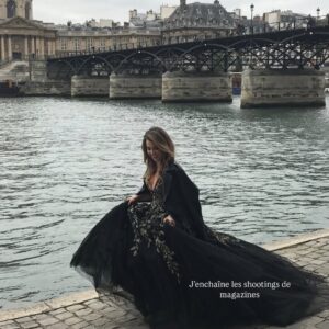EnjoyPhoenix Instagram - J’ai hésité à faire cette trend, parce que 2016 a de loin été l’année la plus dure de ma vie.

Je sortais d’une expérience qui venait de me transformer, d’une rupture qui m’avait anéantie, et je subissais une pression médiatique invivable pour la jeune femme de 21 ans que j’étais. J’ai sombré dans les TCA plus que jamais, et je sais que ma famille et mes amis de l’époque gardent un souvenir amer de cette année qui, en apparence, semblait idyllique, alors qu’elle était tout l’inverse.

C’est en 2016 que j’ai découvert la santé mentale, l’impact du stress sur mon corps et sur ma tête. J’ai réalisé que rien ne serait plus comme avant, que je devais tout reconstruire.

Finalement, c’est assez cathartique d’écrire ces mots. J’ai la sensation que c’était une autre vie, mais que j’ai bien fait de tenir bon ❤️‍🩹