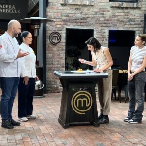 Erika Toa Russo Instagram - Gracias, son TOP🧡 
Gracias por permitirme ser parte de esta experiencia surreal que es #MasterChefCelebrityEc 🤟🏽
Una aventura llena de emociones que me permitió conocer a gente increíble, transparente y genuina en un momento donde todos eramos vulnerables y nos dimos fuerza el uno al otro, un verdadero equipo! Les quiero y los llevaré siempre en mi corazón 🥰
Gracias a ustedes, al público, a mis fans adorados por el cariño, por dedicarnos su tiempo cada noche y aguantarnos! Espero no haberles decepcionado y les agradeceré siempre por su apoyo incondicional🙏
Mi pasión x la gastronomía es cada vez más fuerte y mi promesa de rendir homenaje a la gastronomía ecuatoriana cada vez más presente🇪🇨

Gracias a los Chefs por sus perlas! @chefcarosanchez #ChefRausch @irenegonzalez_oficial @chefceciliacedeno

Gracias al crew @germanporras.oficial @maokintana y a todo el equipo de producción @teleamazonasec y a nuestra @flacaarellano x ser el motor de todo💛