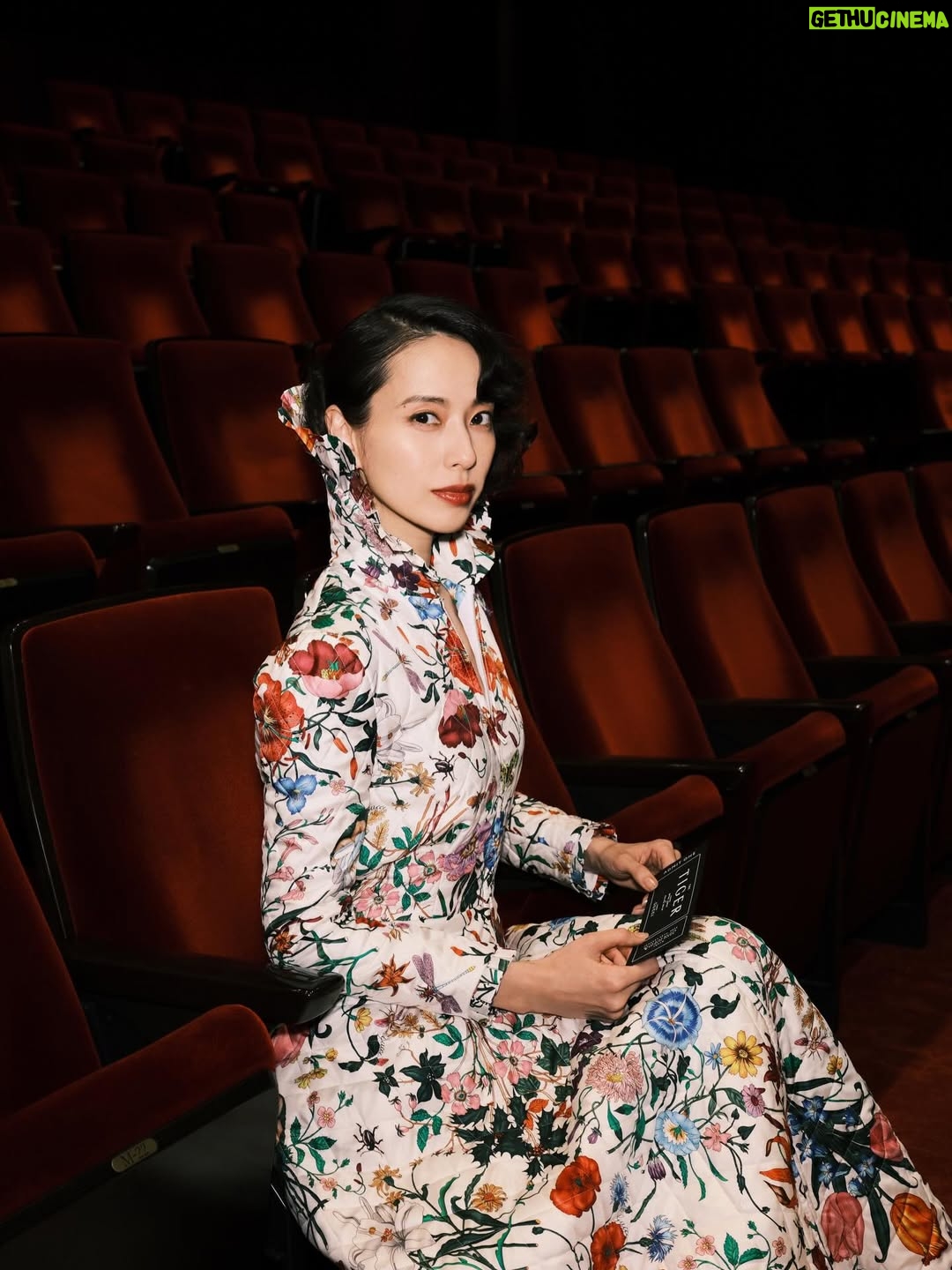 Erika Toda - 107.7K Likes - GUCCIの新アーティスティック・ディレクター デムナによる、初めてのコレクション「La Famiglia」にインスパイアされ、スパイク・ジョーンズとハリナ・ラインにより制作された短編映画『The Tiger』の特別上映イベントにお邪魔しました。
ファッションと芸術そして哲学を、音楽と共に強い没入感に誘い、自分のリアルな世界観を忘れさせられるような作品でした。

デムナが手がけた最新コレクションは、店頭にて実際にご覧いただけます。
ぜひこの機会にショップへ足を運んでみてください。

@GUCCI
#GucciLaFamiglia
#GucciTheTiger
#PR