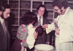Érika Villalobos Instagram - Quédate cerca de quien te mire como mi papá me miró en mi bautizo... 
Y esa sonrisa... 
💫🪐 ⚡️ 🩵✨
Hoy cumplirías 80 años en esta vida que compartimos juntos, papito.
Te amo infinito.