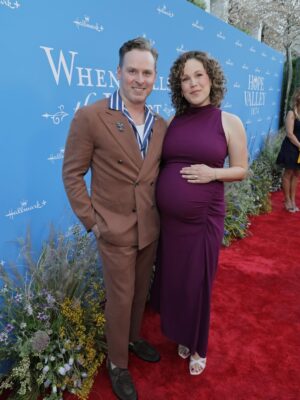 Erin Krakow Instagram - Date night for Mom & Dad!

💄: @lanabeautyla
➰: @beautybeehair_
🎨: @lisaprova
👗: @alc_ltd
👠: @stuartweitzman
💎: @foxandbond