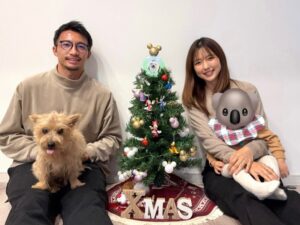Erina Mano Instagram - Merry Christmas🎄
今年は👶🏻に初めてサンタさんが来ました🎅🏻🤭
朝起きて枕元に置いてあるプレゼントを見つけて
あれ？って感じで指をさして取りに行った姿が愛おしかったです☺️
.
.
すっかり恒例の？！
毎年クリスマスに撮っている家族写真📷
話し合ってないのに同じ色味の服を選んでた😂
#家族写真
#merrychristmas