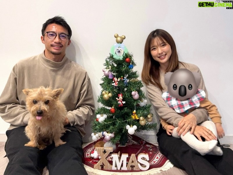 Erina Mano - 50K Likes - Merry Christmas🎄
今年は👶🏻に初めてサンタさんが来ました🎅🏻🤭
朝起きて枕元に置いてあるプレゼントを見つけて
あれ？って感じで指をさして取りに行った姿が愛おしかったです☺️
.
.
すっかり恒例の？！
毎年クリスマスに撮っている家族写真📷
話し合ってないのに同じ色味の服を選んでた😂
#家族写真
#merrychristmas