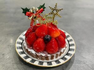 Erina Mano Instagram - Merry Christmas🎄
今年は👶🏻に初めてサンタさんが来ました🎅🏻🤭
朝起きて枕元に置いてあるプレゼントを見つけて
あれ？って感じで指をさして取りに行った姿が愛おしかったです☺️
.
.
すっかり恒例の？！
毎年クリスマスに撮っている家族写真📷
話し合ってないのに同じ色味の服を選んでた😂
#家族写真
#merrychristmas