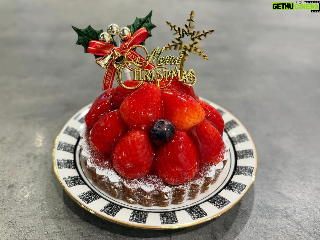 Erina Mano - 50K Likes - Merry Christmas🎄
今年は👶🏻に初めてサンタさんが来ました🎅🏻🤭
朝起きて枕元に置いてあるプレゼントを見つけて
あれ？って感じで指をさして取りに行った姿が愛おしかったです☺️
.
.
すっかり恒例の？！
毎年クリスマスに撮っている家族写真📷
話し合ってないのに同じ色味の服を選んでた😂
#家族写真
#merrychristmas