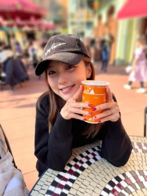 Erina Mano Instagram - 🎄🏰✨
少し前に行ったディズニーの写真！
👶🏻は初めてのクリスマスディズニー🫧
クリスマスのディズニーってパーク内を歩くだけで
いつも以上にワクワクする〜！！
パパに買ってもらったミッキーのぬいぐるみバッジ
気に入ったみたいでずっと嬉しそうに持ってました🤭
帰りの車では持ったまま夢のなかへ🥱💤
.
.
イッツ・ア・スモールワールドがお休み期間で乗れなかったけど
アリスのティーパーティーに乗って
カントリーベア・シアターにも入れました🐻
夜はランドホテルの中にあるレストランカンナに初めて行けて
どのお料理も美味しくて幸せすぎるディナーだった🍽️☺️
.
.
ネイルはこの日に合わせてミニーデザインのネイルシールを前日の夜にしました❤️
赤だからクリスマスっぽさも出てお気に入り🎀
#休日
#お出かけ
#ディズニーランド
#クリスマスディズニー
#楽しかった
#家族時間
#息抜き