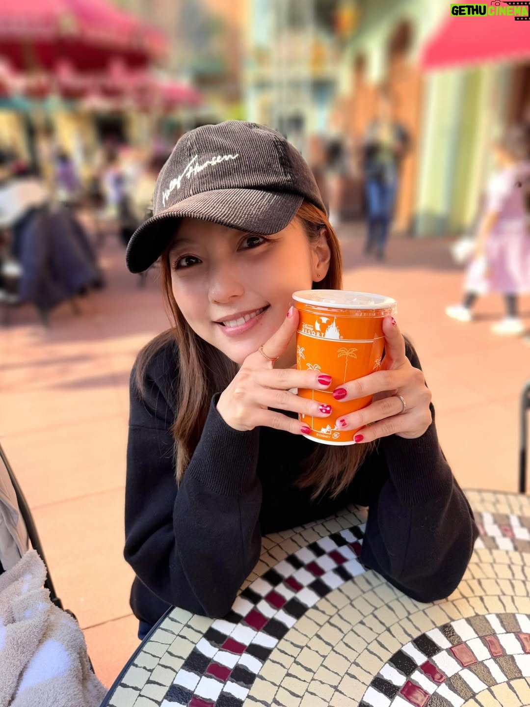 Erina Mano - 18.3K Likes - 🎄🏰✨
少し前に行ったディズニーの写真！
👶🏻は初めてのクリスマスディズニー🫧
クリスマスのディズニーってパーク内を歩くだけで
いつも以上にワクワクする〜！！
パパに買ってもらったミッキーのぬいぐるみバッジ
気に入ったみたいでずっと嬉しそうに持ってました🤭
帰りの車では持ったまま夢のなかへ🥱💤
.
.
イッツ・ア・スモールワールドがお休み期間で乗れなかったけど
アリスのティーパーティーに乗って
カントリーベア・シアターにも入れました🐻
夜はランドホテルの中にあるレストランカンナに初めて行けて
どのお料理も美味しくて幸せすぎるディナーだった🍽️☺️
.
.
ネイルはこの日に合わせてミニーデザインのネイルシールを前日の夜にしました❤️
赤だからクリスマスっぽさも出てお気に入り🎀
#休日
#お出かけ
#ディズニーランド
#クリスマスディズニー
#楽しかった
#家族時間
#息抜き