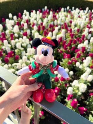 Erina Mano Instagram - 🎄🏰✨
少し前に行ったディズニーの写真！
👶🏻は初めてのクリスマスディズニー🫧
クリスマスのディズニーってパーク内を歩くだけで
いつも以上にワクワクする〜！！
パパに買ってもらったミッキーのぬいぐるみバッジ
気に入ったみたいでずっと嬉しそうに持ってました🤭
帰りの車では持ったまま夢のなかへ🥱💤
.
.
イッツ・ア・スモールワールドがお休み期間で乗れなかったけど
アリスのティーパーティーに乗って
カントリーベア・シアターにも入れました🐻
夜はランドホテルの中にあるレストランカンナに初めて行けて
どのお料理も美味しくて幸せすぎるディナーだった🍽️☺️
.
.
ネイルはこの日に合わせてミニーデザインのネイルシールを前日の夜にしました❤️
赤だからクリスマスっぽさも出てお気に入り🎀
#休日
#お出かけ
#ディズニーランド
#クリスマスディズニー
#楽しかった
#家族時間
#息抜き