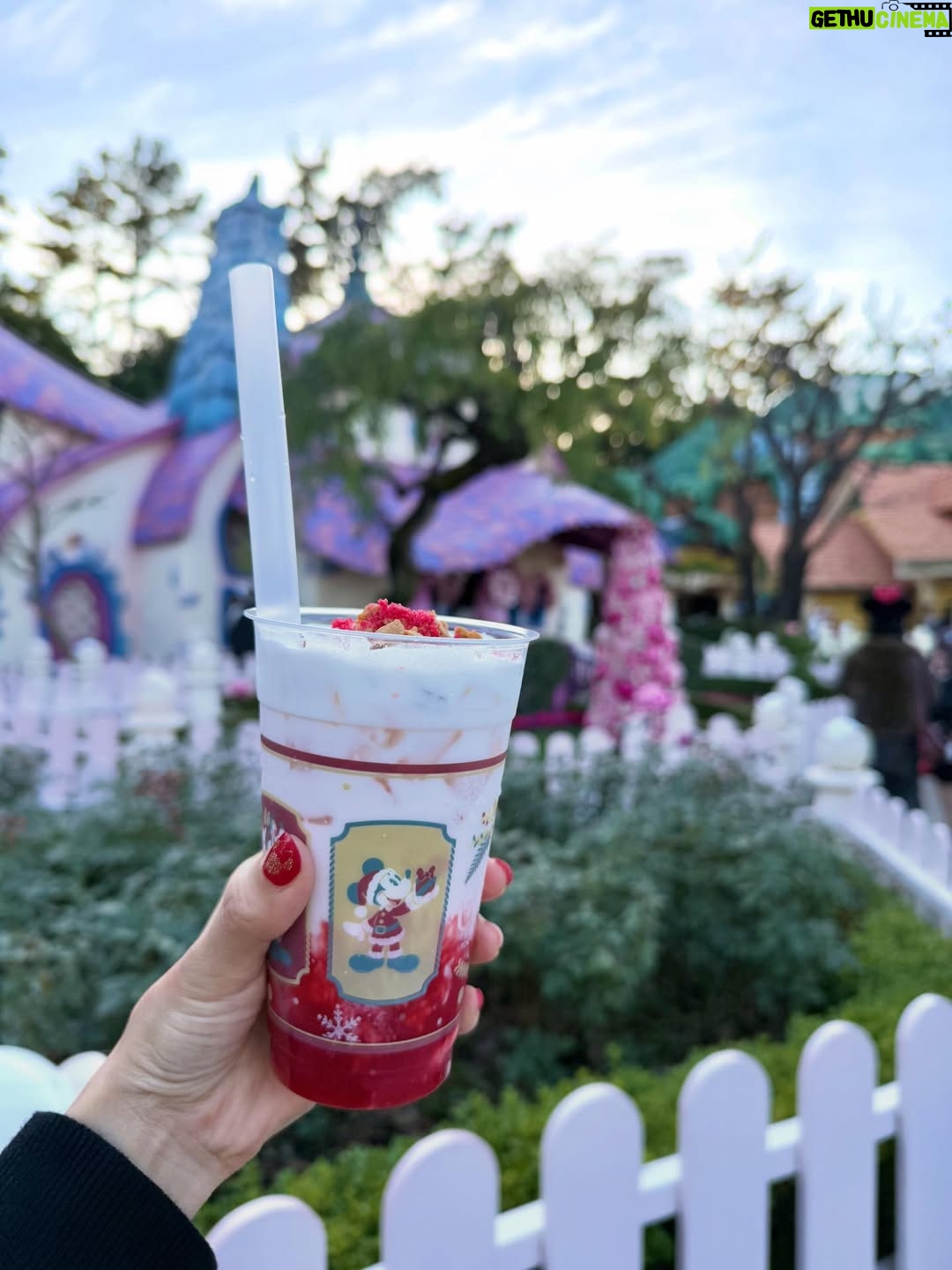 Erina Mano - 18.3K Likes - 🎄🏰✨
少し前に行ったディズニーの写真！
👶🏻は初めてのクリスマスディズニー🫧
クリスマスのディズニーってパーク内を歩くだけで
いつも以上にワクワクする〜！！
パパに買ってもらったミッキーのぬいぐるみバッジ
気に入ったみたいでずっと嬉しそうに持ってました🤭
帰りの車では持ったまま夢のなかへ🥱💤
.
.
イッツ・ア・スモールワールドがお休み期間で乗れなかったけど
アリスのティーパーティーに乗って
カントリーベア・シアターにも入れました🐻
夜はランドホテルの中にあるレストランカンナに初めて行けて
どのお料理も美味しくて幸せすぎるディナーだった🍽️☺️
.
.
ネイルはこの日に合わせてミニーデザインのネイルシールを前日の夜にしました❤️
赤だからクリスマスっぽさも出てお気に入り🎀
#休日
#お出かけ
#ディズニーランド
#クリスマスディズニー
#楽しかった
#家族時間
#息抜き