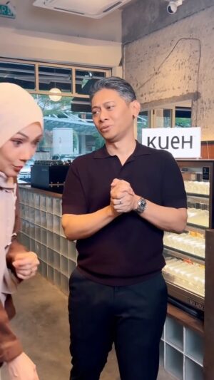 Erra Fazira Instagram - “Eh korang nak pergi mana? Tunggulah Papa!” 😂
Ramadan kali ni Kueh Cafe memang ‘all out’!
Nak tapau kuih petang-petang boleh,
nak berbuka buffet sampai kenyang pun boleh,
nak sambung moreh pun dialu-alukan!
Untuk Buffet Ramadhan, kami ready nak sambut korang:
✨ Kueh Seksyen 13
✨ Kueh Setia Alam
Outlet lain pun buka macam biasa.
Jangan lupa check website kami untuk info lanjut k?
Klik link kat bio! 🔗
#KuehCafe #BuffetRamadan #Iftar2026 #MakananTradisional #PortBukaPuasa