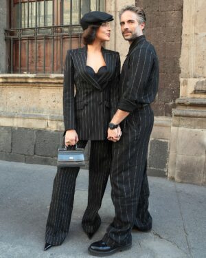 Esmeralda Pimentel Instagram - @osvaldobenavides y @esmepimentel llegando juntos a la premiere de ‘Frankenstein’ en @sanildefonsomx en Ciudad de México usando matching looks de @dolcegabbana ✨ Además, Esmeralda complementó su outfit con piezas de @tousjewelry Atelier y Osvaldo con reloj Panerai. 🖤
Fotografías: @cesarlarenaudie